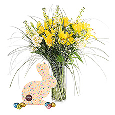 This yellow lily bouquet really brings a splash of spring into your home. The flowers in fresh and cheerful colors are accompanied by a nice Corné Port-Royal gift box with a scrumptious assortment of Easter eggs. No doubt spring is coming!