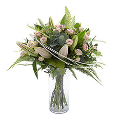 This bouquet with roses and lilies is perfect to surprise someone on any occasion.