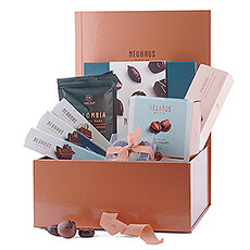 With its elegant look, this chocolate indulgence box with chocolates, chocolate bars, mini mendiants, manons, coffee and biscuits is a fantastic gift for all your business associates and customers, but also for your friends and family.