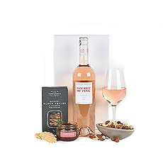 Unique, fruity rosé wine, supplemented with delicious snacks for the ideal aperitif.