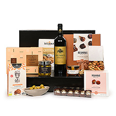 Presenting one of our most exquisite gifts: the Ultimate Gourmet with Margaux De Sichel Red wine.
The superb red wine is paired with a carefully curated selection of the finest European gourmet specialties and luxury Belgian chocolates.