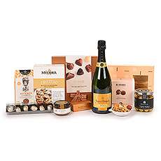 Presenting one of our most exquisite gifts: the Ultimate Gourmet with prestigious Veuve Clicquot Vintage 2015 Champagne. The desirable Champagne is paired with a carefully curated selection of the finest European gourmet specialties and luxury Belgian chocolates. It makes the ideal gift for the most important moments of life, as well as an exceptional business gift.