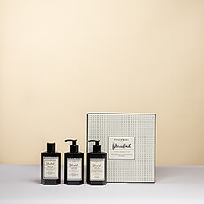 Presenting an original gift box with sumptuous care products from luxurious French brand Atelier Rebul. The Istanbul collection is the signature of the brand, a warm, spicy scent inspired by the Spice Bazaar of the city. This bath and body gift set opens up a world of mystery to enchant the senses.
