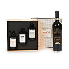 An original gift box with luxurious care products from Atelier Rebul and a delicious bottle of red wine Amarone della Valpolicella DOCG from 2016. This dark red wine is full of flavour and fruity, yet refined and soft. A glass of this high quality Italian wine is a blissful moment of indulgence.