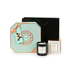 A gift set with a fragrant scented candle and tasty Belgian chocolates is the ideal present for every bon vivant.