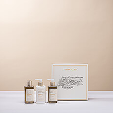 Give a unique gift with this luxurious gift set of body products from the French brand Atelier Rebul. The Lemongrass & Honey collection combines the fresh scent of citrus with a touch of honey. This delicious fragrance combination of fresh and sweet makes the spa products suitable for both women and men.