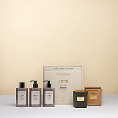 Presenting a beautiful gift set for pure pampering from the luxury French brand Atelier Rebul. Immerse yourself in the relaxing, sumptuous sensation of bergamot, rhubarb and oakmoss in the unique 1895 Signature Collection. This elegant gift box includes rich bath & body products and a stylish scented candle.