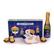 Surprise someone with a fun and unique Christmas gift that is more than just socks? Then give this Christmas gift bag with Belgian Jules Destrooper biscuits, quality French champagne from Pommery and cute socks with biscuit print.