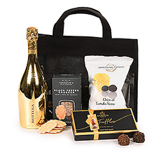 If you want to give a thoughtful and ecological gift, go for this black bag filled with Bottega Gold prosecco, Godiva truffles and salty snacks. Perfect for a toast to celebrate festive occasions with friends, family or business partners.