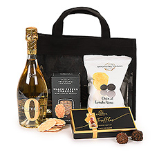 If you want to give a thoughtful and ecological gift, go for this black bag filled with Bottega Zero Sparkling Life bubbles, Godiva truffles and salty snacks. Perfect for a toast to celebrate festive occasions with friends, family or business partners.