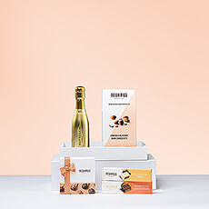 A sparkling and sweet gift for chocolate lovers who like to be treated with a glass of bubbly. This fine gift set offers high quality Belgian chocolate from Neuhaus and a mini bottle of Bottega Gold Prosecco DOC.