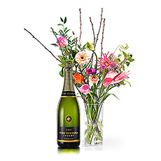 A sparkling gift to brighten up or surprise someone with? Go for this trendy bouquet of fresh seasonal flowers and a delicious bottle of Spanish Pere Ventura cava.