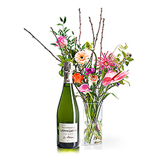A sparkling gift to brighten up or surprise someone with? Go for this trendy bouquet of fresh seasonal flowers and a delicious bottle of French champagne Léon & Lucien.