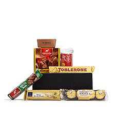 A gift to suprise a chocoholic? Look no further, this gift box is the perfect small gift to satisfy the sweet tooth of any chocolate lover! Côte d&#39;Or Bouchées, Ferrero Rochers, Toblerone, an Oxfam milk chocolate bar, dark chocolate raspberry marshmallows from Barù, Bonne Maman chocolat & caramel Tartelettes and dark chocolate with orange from King Monty.