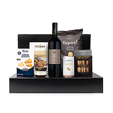The ultimate gourmet gift box to surprise someone dear with a Haras De Pirque red wine and exquisite gourmet foods. This delicious snack gift basket is filled with crunchy crisps, Gouda cheese biscuits, Italian seasalt and rosemary crackers, savoury green olive tapenade, anchovy-stuffed olives and as a sweet treat some fine selection of macaroons.