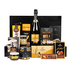 This gift is the epitome of premium and exclusivity, featuring the ultimate combination of top quality and well-known brands, highlighted by an elegant bottle of Veuve Clicquot Vintage 2015.