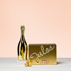 This stunning golden gift speaks for itself. With its sleek shape and golden tones, Bottega Prosecco Spumante exudes luxury and quality. The fresh, elegant, lively sparkling wine is wonderful to enjoy with a delicious assortment of Jules Destrooper cookies hidden like a treasure in their beautiful vintage tin box. Scrumptious Ferrero Rocher hazelnut chocolates are the icing on the cake in this premium gift.