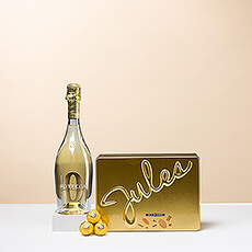 This stunning golden gift speaks for itself. Bottega Zero White Non-Alcoholic is a luxurious bubbly to enjoy without alcohol. With a sweet and balanced taste and an aroma that is both fruity and floral, the alcohol-free sparkling wine is wonderful to enjoy with a delicious assortment of Jules Destrooper cookies hidden like a treasure in their beautiful vintage tin box. Scrumptious Ferrero Rocher hazelnut chocolates are the icing on the cake in this premium gift.
