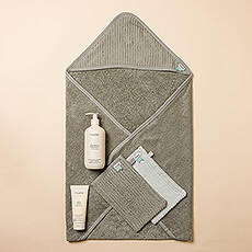 This wonderful baby bath time set is the perfect newborn gift to send to the new parents. It is created with carefully-selected organic baby products to keep baby healthy and cozy.