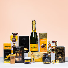 For a gift that combines top brands with an abundance of rich flavors, the Ultimate Gourmet Veuve Clicquot is the perfect choice. Your friends, family, and colleagues will enjoy every moment of this sumptuous gift box, thanks to the generous collection of delicious snacks paired with iconic Veuve Clicquot Champagne.