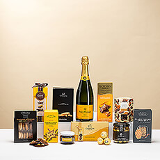 For a gift that combines top brands with an abundance of rich flavors, the Ultimate Gourmet Veuve Clicquot is the perfect choice. Your friends, family, and colleagues will enjoy every moment of this sumptuous gift box, thanks to the generous collection of delicious snacks paired with iconic Veuve Clicquot Champagne.