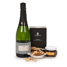 This Francesc Ricart Brut sparkling wine gift set makes a distinctive business gift. Cava, the iconic sparkling wine of Spain, is crisp and refreshing with slowly rising bubbles.The elegant cava is presented with crunchy Reganas crackers with extra virgin olive oil, gourmet tapenade noir by Domaine du Boise Gentil, and a satisfying nut mix.