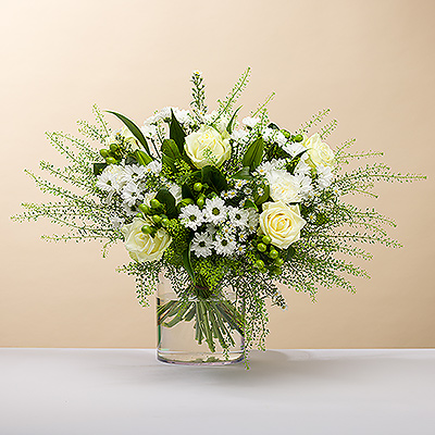 As bright as a twinkling diamond, we present you this stylish bouquet, all in white.