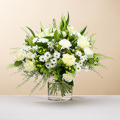 As bright as a twinkling diamond, we present you this stylish bouquet, all in white.