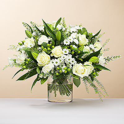 As bright as a twinkling diamond, we present you this stylish bouquet, all in white.