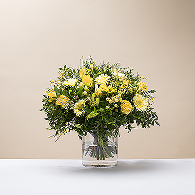 Célébrez Pâques avec un joyeux bouquet jaune créé avec les fleurs printanières les plus fraîches.