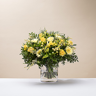 Genießen Sie die sonnigen Frühlingstage mit einem fröhlichen gelben Blumenstrauß aus den schönsten Blumen der Saison.