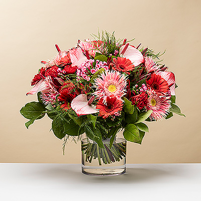 Nichts ist romantischer als ein schöner Strauß aus rosa und roten Blumen in einer originellen Komposition.