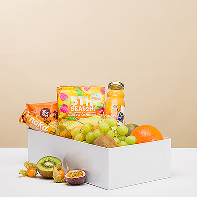 Starten Sie mit dieser gesunden, köstlichen Frühstücks-Geschenkbox sonnig in den Tag. Die Auswahl an frischem Obst, energiereichen Snacks und Orangensaft ist auch ein toller Muntermacher für den Nachmittag.