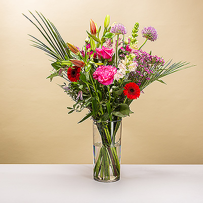 Überraschen Sie Ihre Mutter mit diesem schönen Muttertagsstrauß in Rosa und anderen hübschen Farben. Unsere Floristen wählen jede frische Blume für diesen schönen Strauß von Hand aus. Eine reiche Vielfalt an Texturen verleiht diesem Muttertagsstrauß ein frisches, modernes Flair.