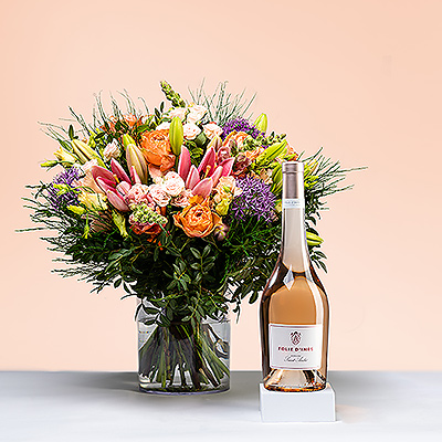 Deléitela con el maridaje perfecto de un exquisito ramo de flores hecho a mano y un delicioso vino rosado francés. Este regalo de flores y vino es ideal para un cumpleaños o aniversario de verano. También es un bonito regalo de anfitriona o de agradecimiento.