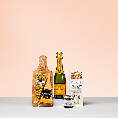 Stoßen Sie mit der gelungenen Kombination aus französischem Champagner und niederländischem Käse auf Feiertage und festliche Anlässe an.