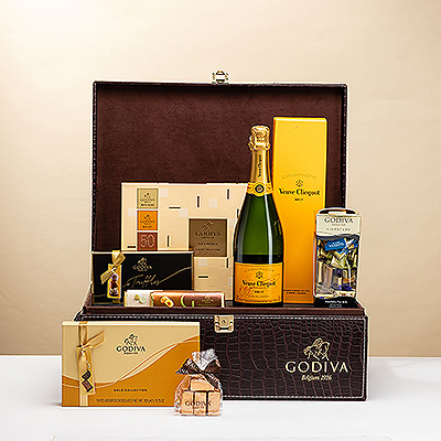 Certaines occasions exigent un cadeau vraiment spécial. Si vous êtes à la recherche d'un cadeau VIP, ce luxueux cadeau composé de chocolat Godiva et de champagne Veuve Clicquot Brut est le choix idéal.