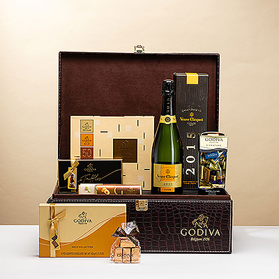 Algunas ocasiones requieren un regalo realmente espectacular. Cuando necesite un regalo VIP que cause una gran impresión, este lujoso regalo de chocolate Godiva y champán Veuve Clicquot Vintage 2015 es la elección perfecta.