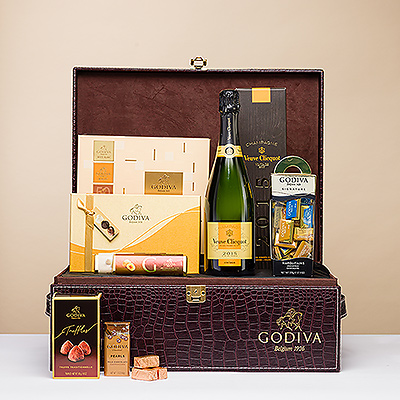Manche Anlässe verlangen nach einem wirklich spektakulären Geschenk. Wenn Sie ein VIP-Geschenk brauchen, das einen großen Eindruck hinterlässt, ist dieses luxuriöse Godiva-Schokoladen- und Veuve Clicquot 2015 Vintage Champagner-Geschenk die perfekte Wahl.