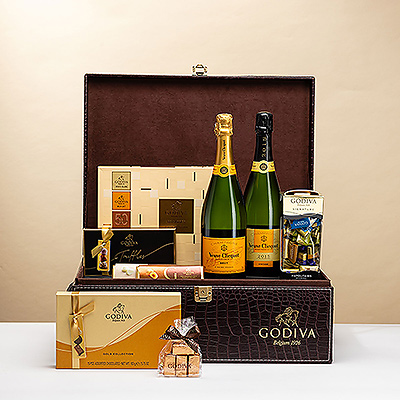 Certaines occasions nécessitent un cadeau vraiment spécial. Si vous avez besoin d'un cadeau VIP qui impressionnera, ce luxueux cadeau de chocolat Godiva et de champagne Veuve Clicquot est le choix idéal. Le cadeau ne contient pas une, mais deux bouteilles, le classique Veuve Clicquot Brut ET l'exquis Veuve Clicquot 2015 Vintage.