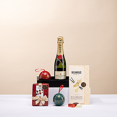 A festive and sparkling gift for Christmas! This delicious gift box offers both sparkling Moët & Chandon Champagne and a fine selection of Christmas-worthy chocolate from the Belgian Master Chocolatier Neuhaus. All presented on a stylish, black tray, ideal to serve a glass of Champagne and a tasty chocolate during the holiday festivities.