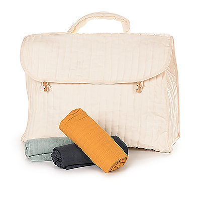 Offrez un cadeau pratique et durable aux nouveaux parents. Ils adoreront ce sac à langer de couleur sable, fabriqué dans un matériau robuste et cousu, avec des boutons et une poignée en bois.