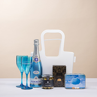 Versenden Sie eine köstliche Sammlung von Snacks in einer wiederverwendbaren Koziol Tragetasche mit einer prickelnden 75 cl Flasche Pommery Royal Blue Sky Champagner.