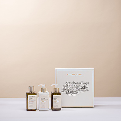 Give a unique gift with this luxurious gift set of body products from the French brand Atelier Rebul. The Lemongrass & Honey collection combines the fresh scent of citrus with a touch of honey. This delicious fragrance combination of fresh and sweet makes the spa products suitable for both women and men.