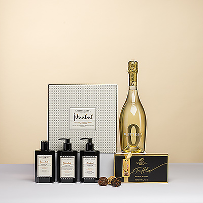 Wir präsentieren ein wunderschönes Geschenkset der französischen Luxusmarke Atelier Rebul, das für pure Verwöhnung sorgt. Diese elegante Geschenkbox enthält reichhaltige Bade- und Körperprodukte mit dem charakteristischen Istanbul-Duft der Marke, einem warmen, würzigen Aroma, das vom Gewürzbasar der Stadt inspiriert ist. Der Moment des Vergnügens wird durch köstliche belgische Godiva-Trüffel in vier sensationellen Geschmacksrichtungen noch verstärkt.