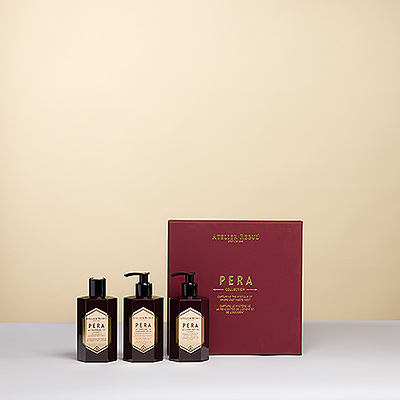 Offrez à quelqu'un un moment de détente et de bien-être avec ce luxueux coffret de produits de soins corporels uniques de la marque française Atelier Rebul. Le somptueux coffret Pera comprend un gel douche, un savon liquide et une lotion pour les mains et le corps.