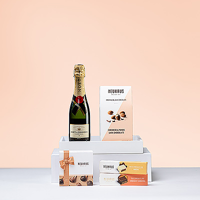 Un regalo de chocolate con champán de alta calidad presentado en una elegante bandeja blanca. Ofrezca el intenso sabor del clásico Moët & Chandon Impérial Brut en combinación con chocolates de alta calidad de la conocida marca belga Neuhaus.