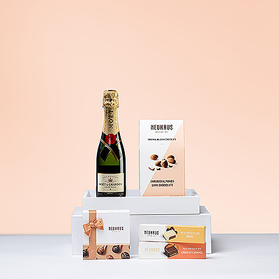 Un cadeau en chocolat avec du champagne de haute qualité présenté sur un élégant plateau blanc. Offrez le goût intense du classique Moët & Chandon Impérial Brut en combinaison avec du chocolat de haute qualité de la célèbre marque belge Neuhaus.