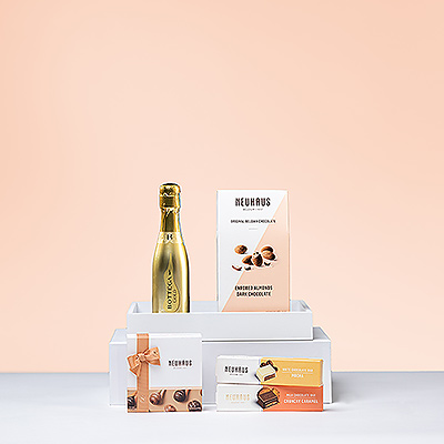 Ein prickelndes und süßes Geschenk für Schokoladenliebhaber, die sich gerne mit einem Glas Prosecco verwöhnen lassen. Dieses feine Geschenkset bietet hochwertige belgische Schokolade von Neuhaus und eine Mini-Flasche Bottega Gold Prosecco DOC.