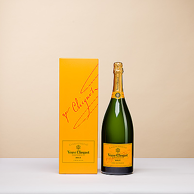 Une grande bouteille de champagne pour une grande fête ! Offrez cette bouteille Magnum de champagne Veuve Clicquot Brut à quelqu'un de très spécial. Présentée dans un élégant coffret cadeau Yellow Label assorti à la bouteille de 1,5 litre qu'elle contient. Une quantité suffisante de champagne délicieux pour une occasion festive avec un grand groupe de personnes que vous aimez.